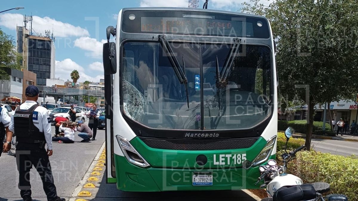 Hombre cruza entre los carros el Adolfo López Mateos y una 'oruga' lo atropella 