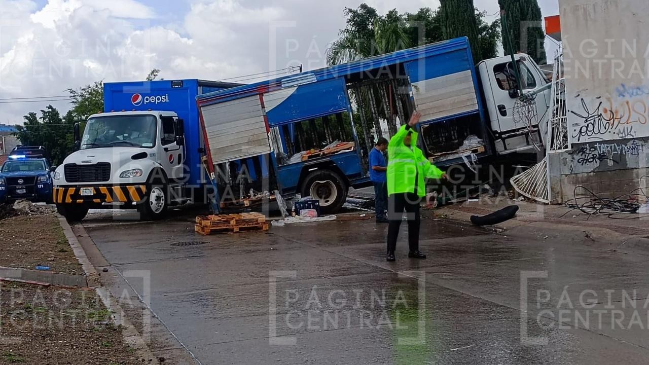 Camión refresquero se habría quedado sin frenos y choca contra casa en Vista Esmeralda