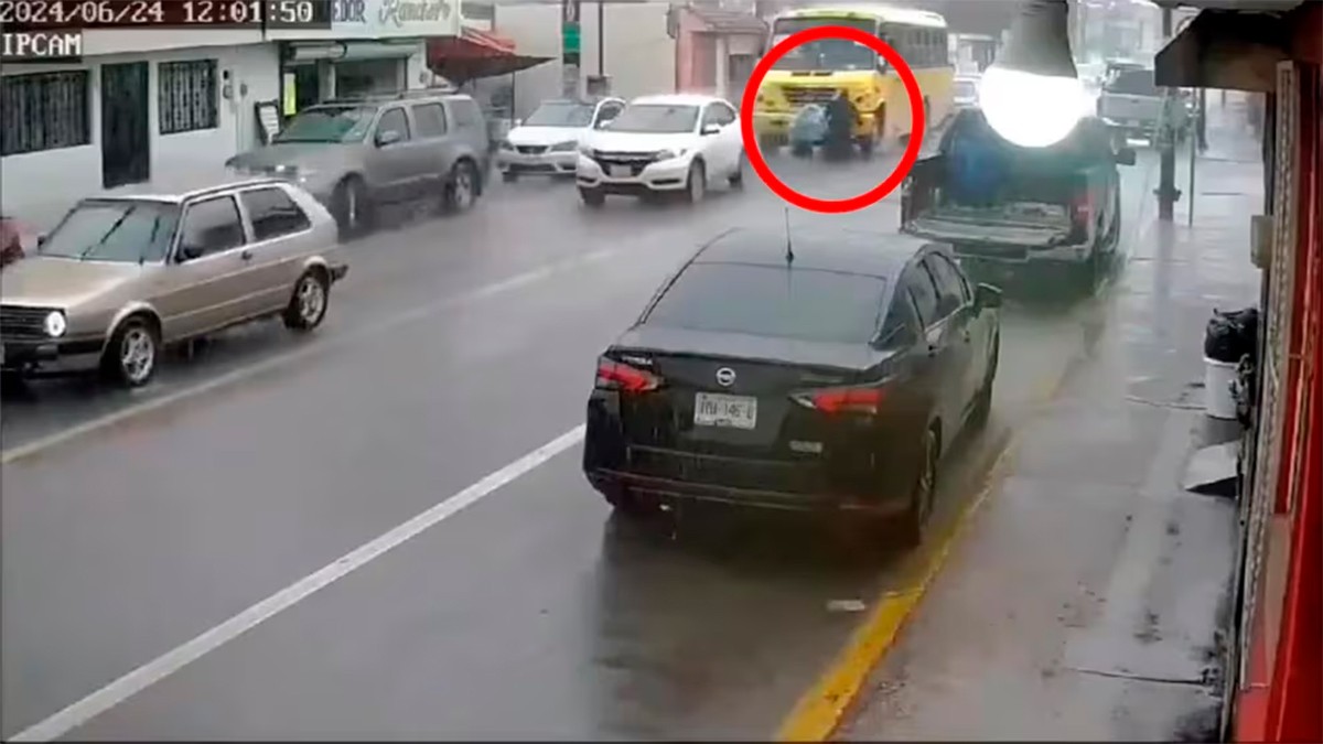 VIDEO Mujer cruza con sus hijas frente a camión por un punto ciego y sucede una tragedia