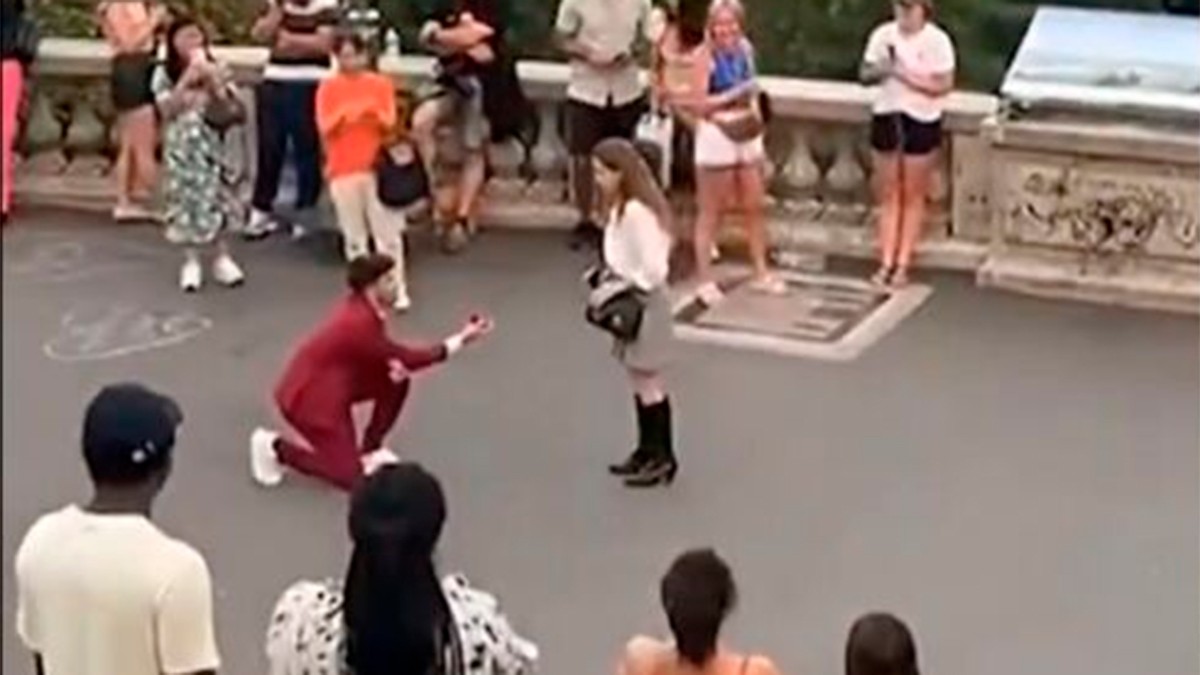 VIDEO ¡Soldado caído! Joven pide matrimonio a su novia en París y esto nadie lo esperaba