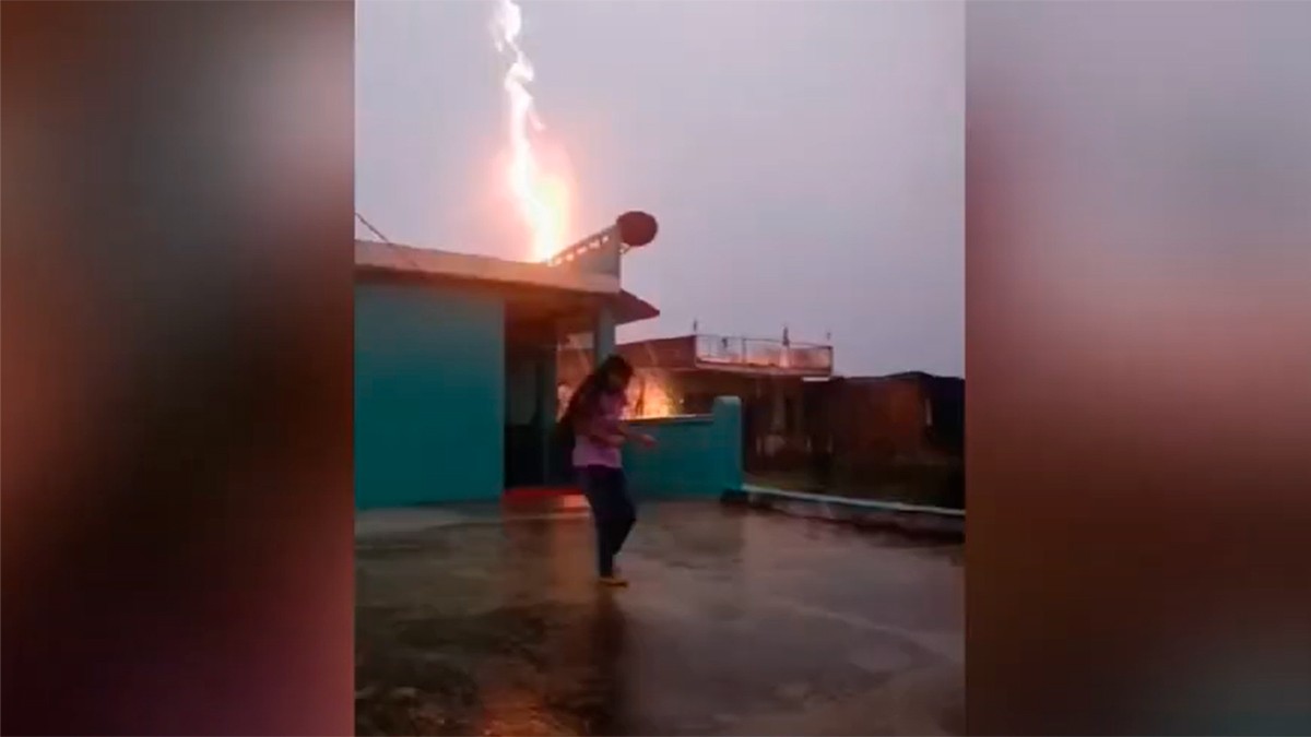 VIDEO Jovencita se salva de que le caiga un rayo mientras bailaba en la azotea