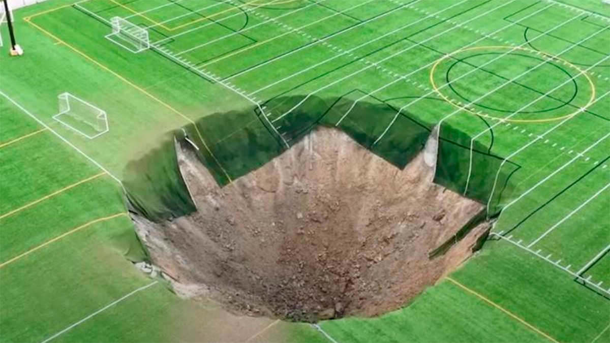 VIDEO Captan el momento en que socavón se ‘traga’ una cancha de futbol