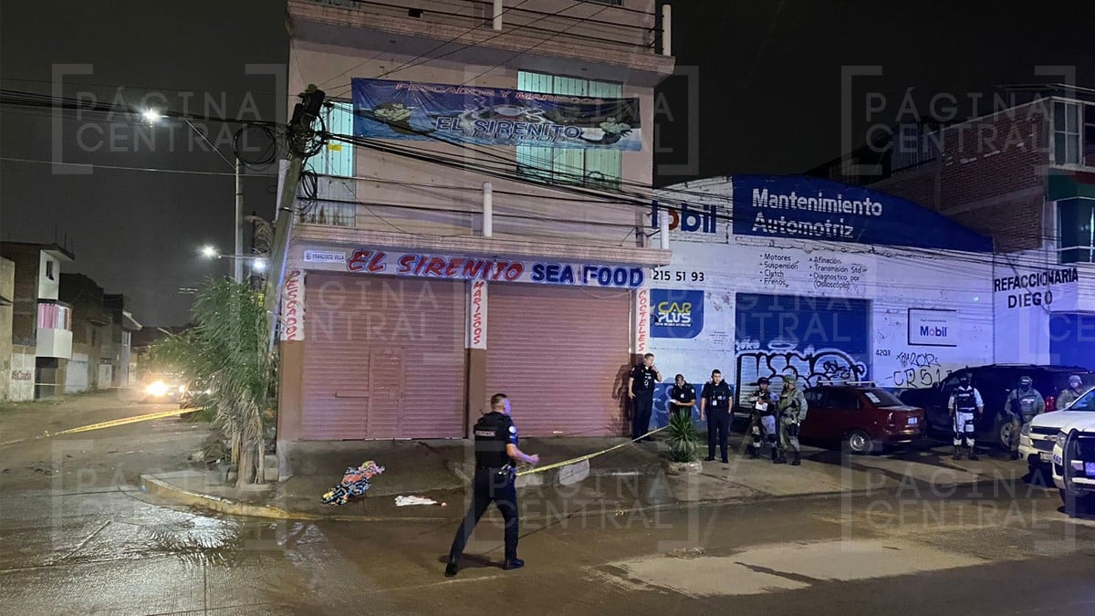 Sicario entra a marisquería en Hacienda de Los Naranjos y dispara contra dos comensales