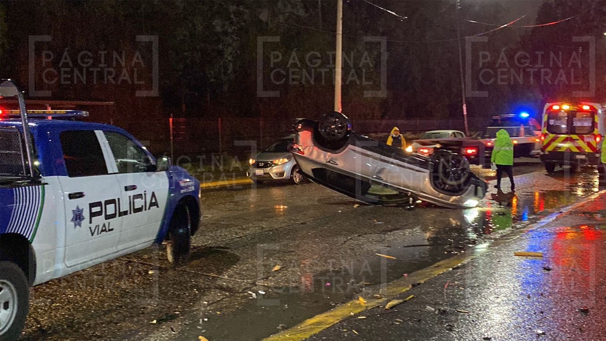 Vuelca camioneta sobre bulevar Adolfo López Mateos; conductor presuntamente estaba ebrio