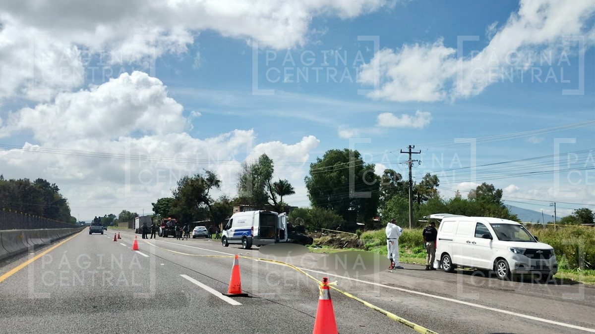 Camioneta se sale del camino y se vuelca en plena carretera; hay 3 muertos y 5 heridos