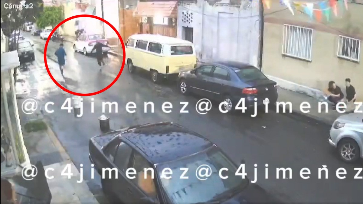 VIDEO Captan asalto a mano armada contra dos mujeres cuando entraban a su casa
