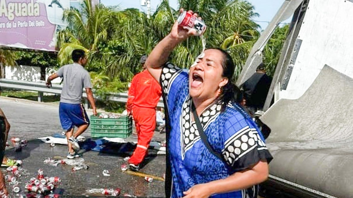 VIDEO Captan a mujer mientras se baña en cerveza en medio de rapiña a camión