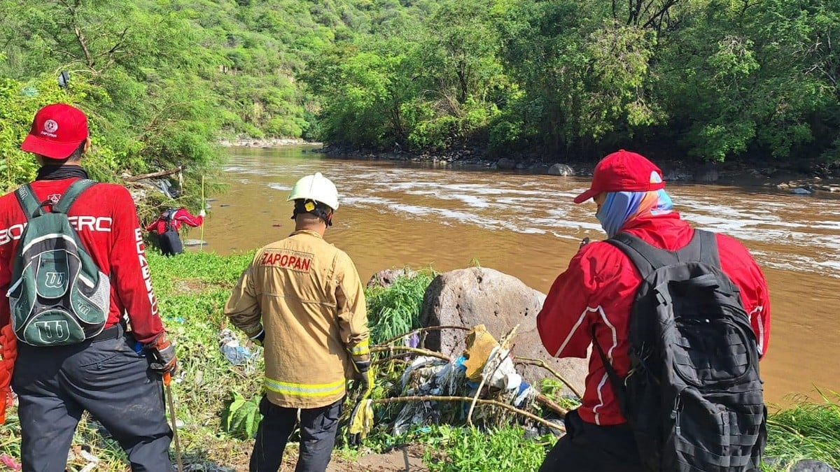 Río arrastra a tres jóvenes; rescatan a dos pero uno continúa desaparecido