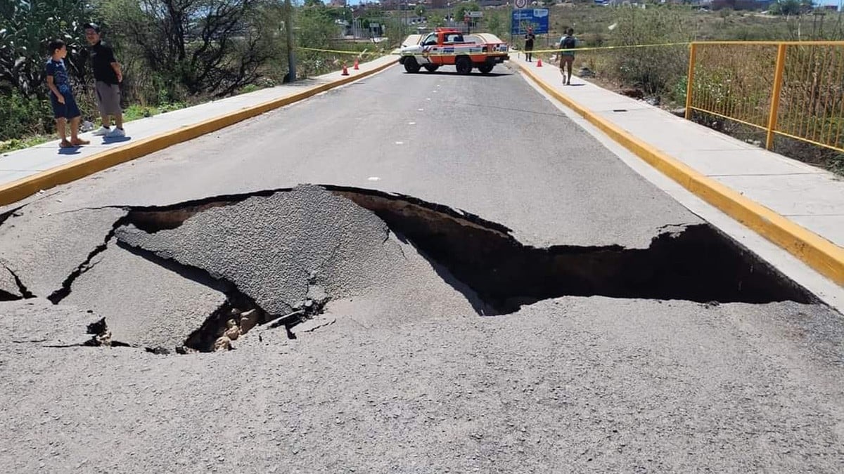 Vandalismo provoca socavón y derrumbe de puente; comunidad queda incomunicada