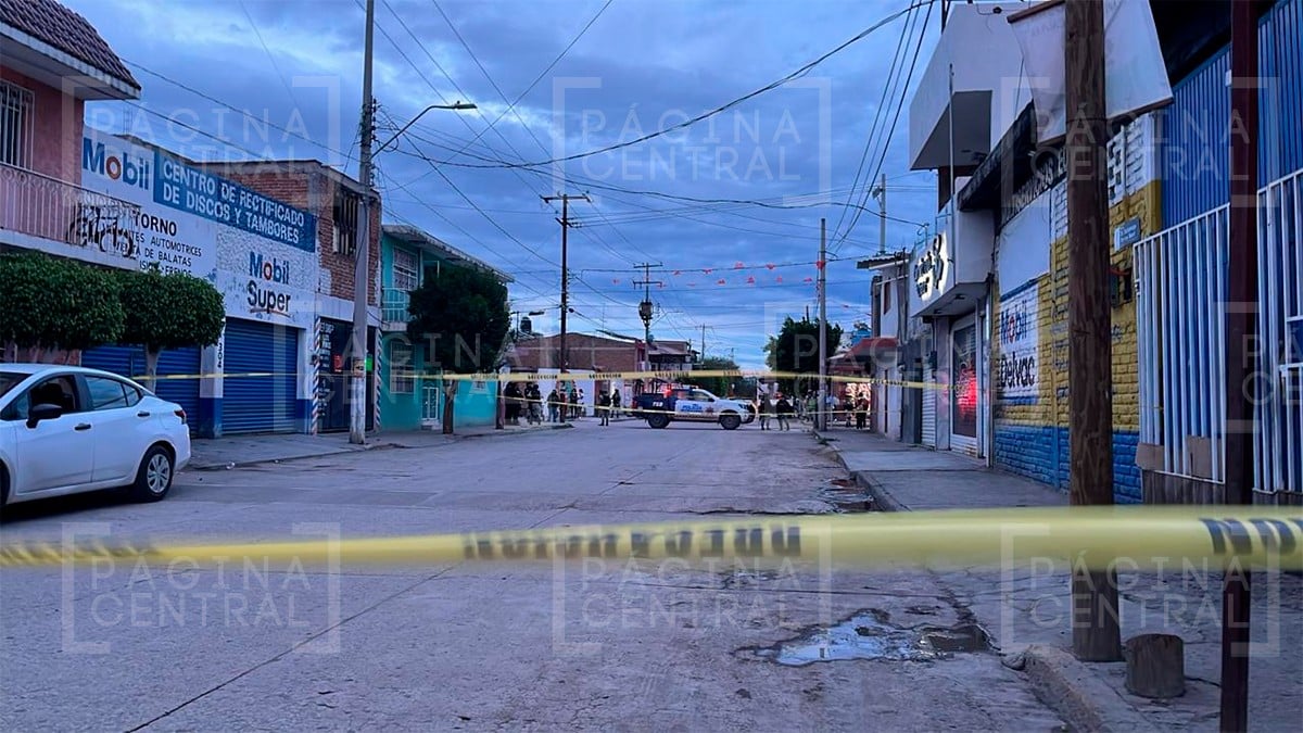 Balean a dos hombres en el interior de un taller mecánico en la colonia Los Pinos