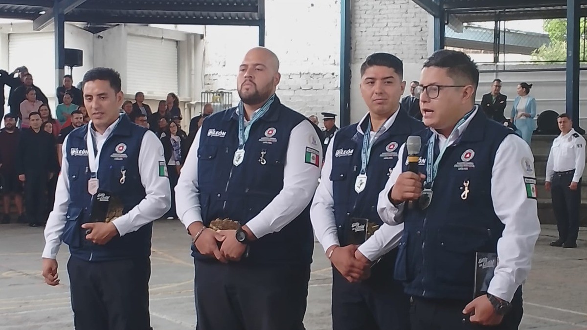 Con valentía y coraje elementos de PC salvan a una joven que iba a caer de puente