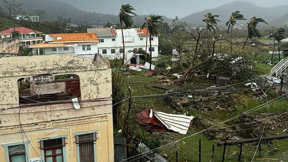 Beryl se convierte en huracán 'potencialmente catastrófico'; amenaza a Jamaica y el Caribe
