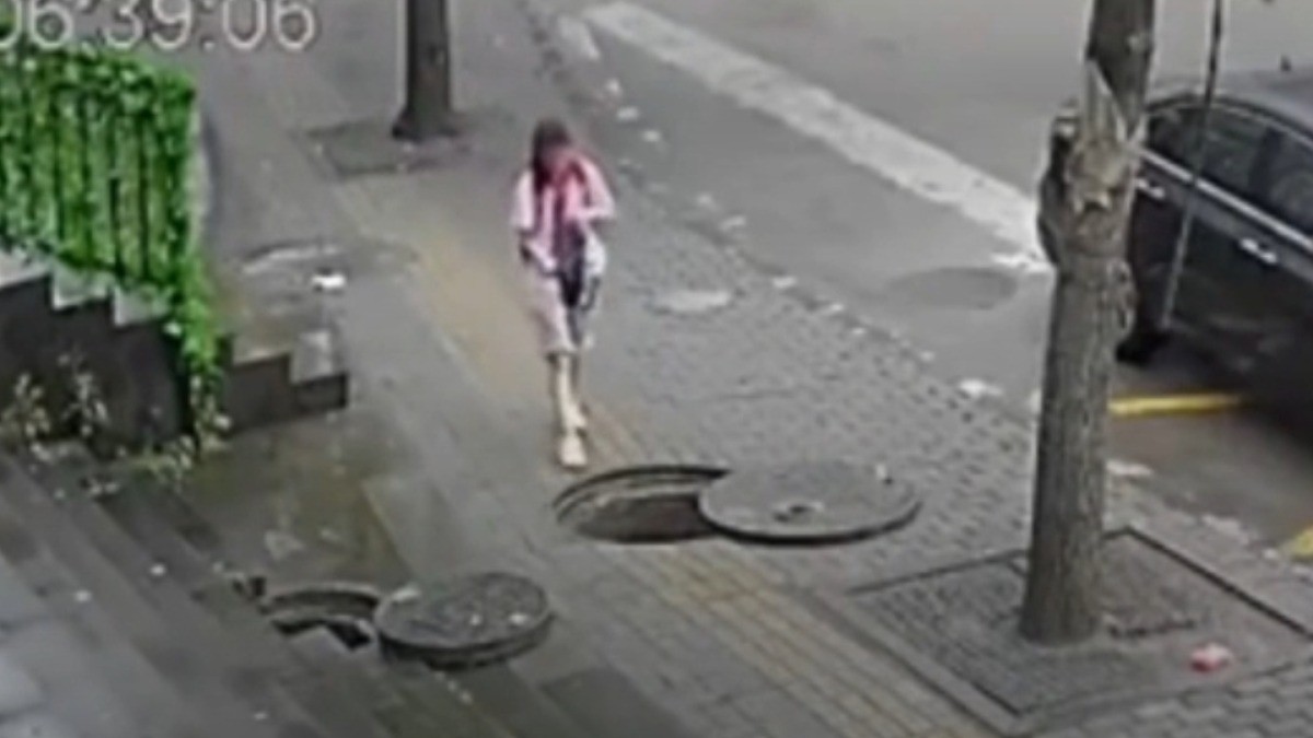 VIDEO Mujer caminaba distraída en la calle y cayó al drenaje; estudiantes hicieron esto