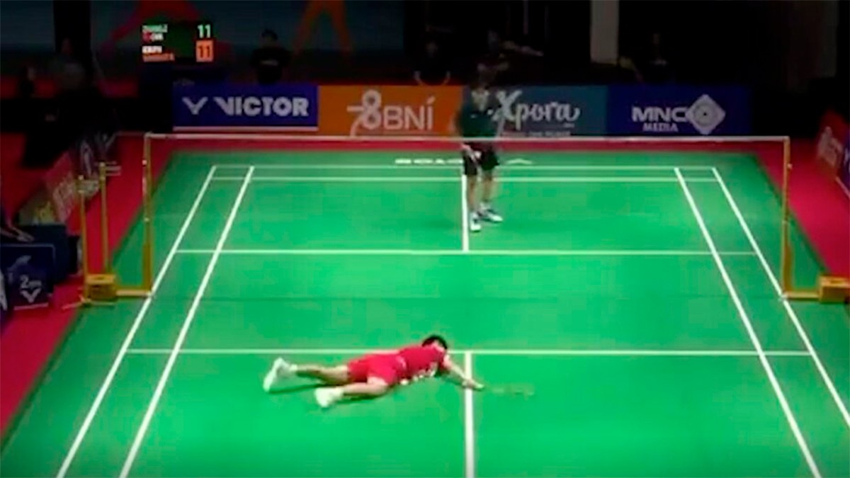 VIDEO Joven de 17 años fallece en medio de un partido por esta razón