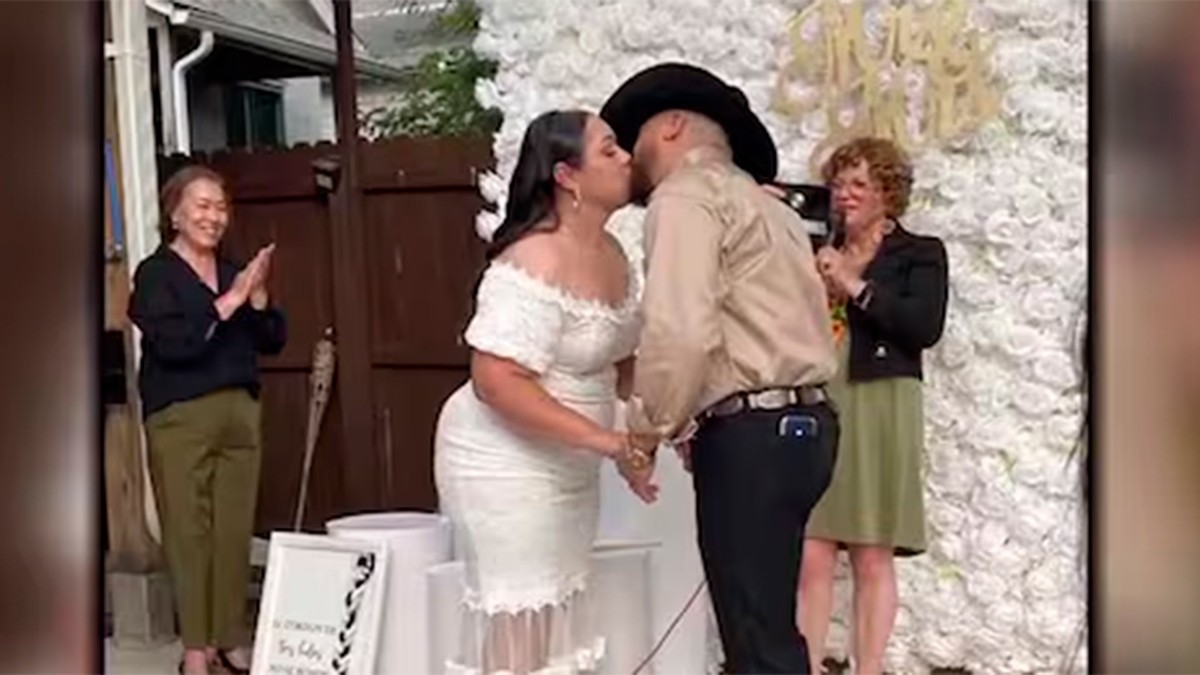 Convivían en boda cuando hombres armados irrumpen para robar y matan al novio