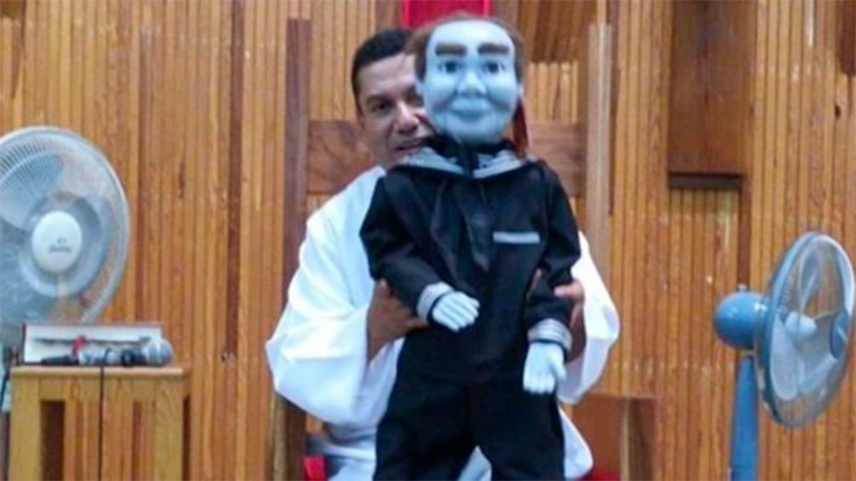 Cura de Saltillo lleva a sus misas un muñeco ‘maldito’, feligreses están preocupados