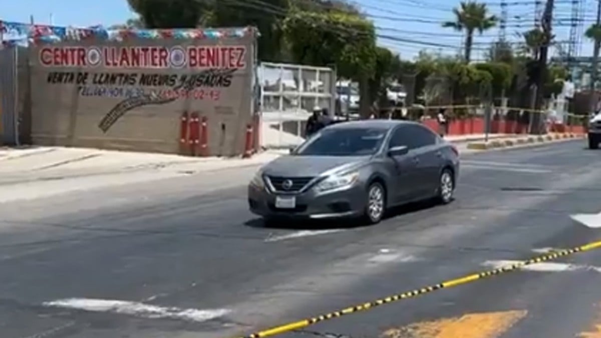 ¡Desgarrador! Encuentran a niña sola en la calle después del brutal asesinato de sus papás