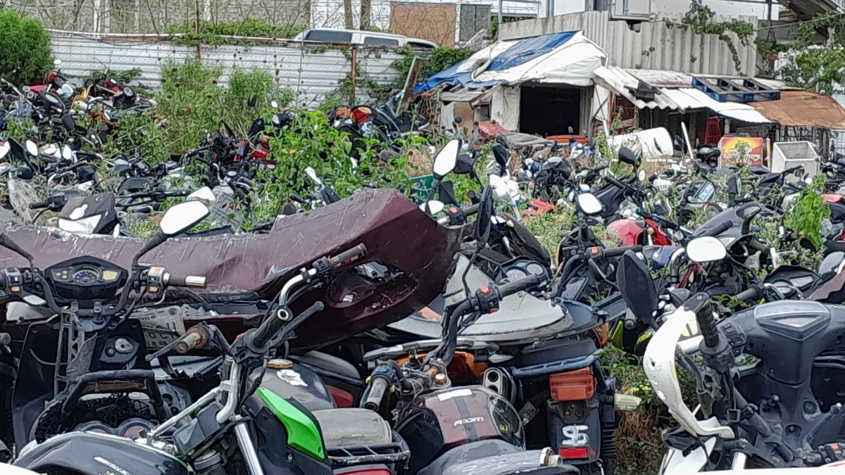 Saturan miles de motocicletas abandonadas los depósitos de León