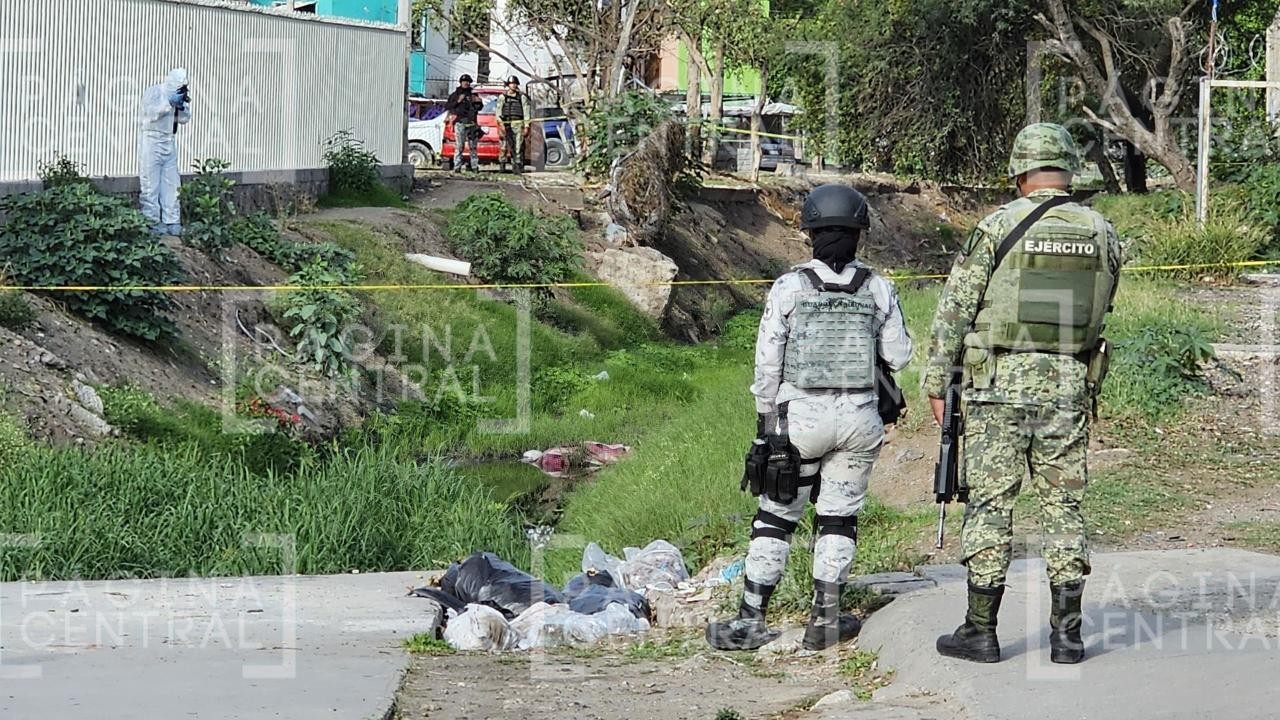Dejan cuerpo de una mujer encobijado en un arroyo del bulevar Vicente Valtierra