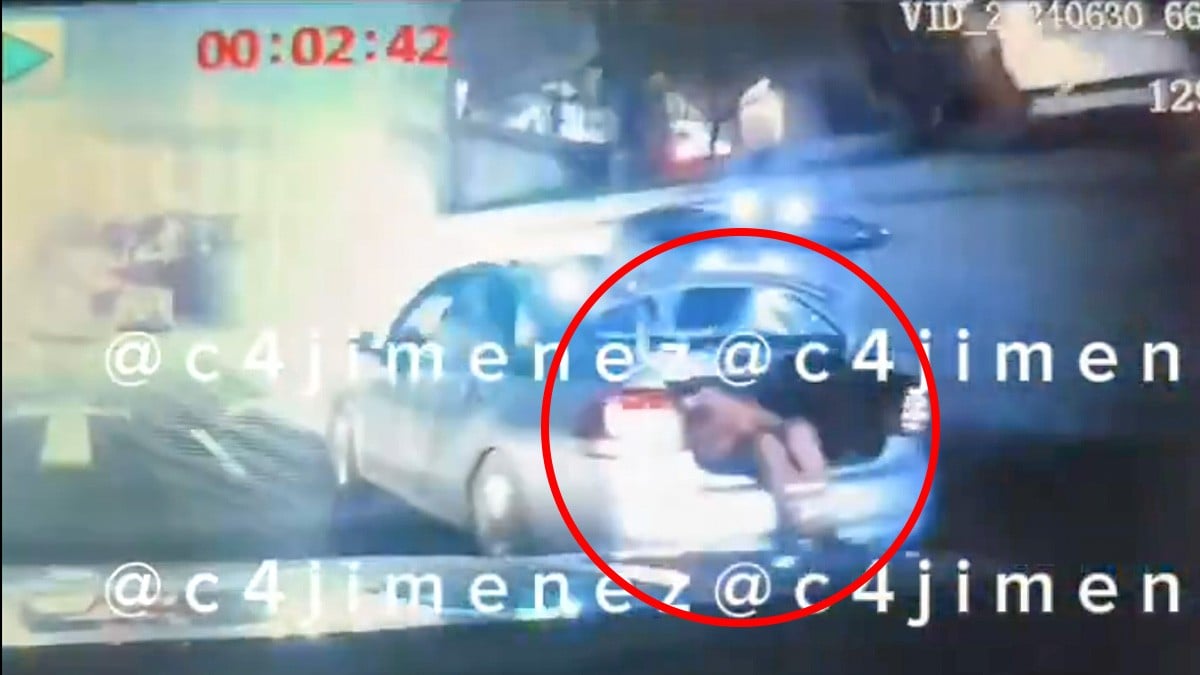 VIDEO Captan a hombre 'encajuelado' mientras intenta escapar en pleno bulevar