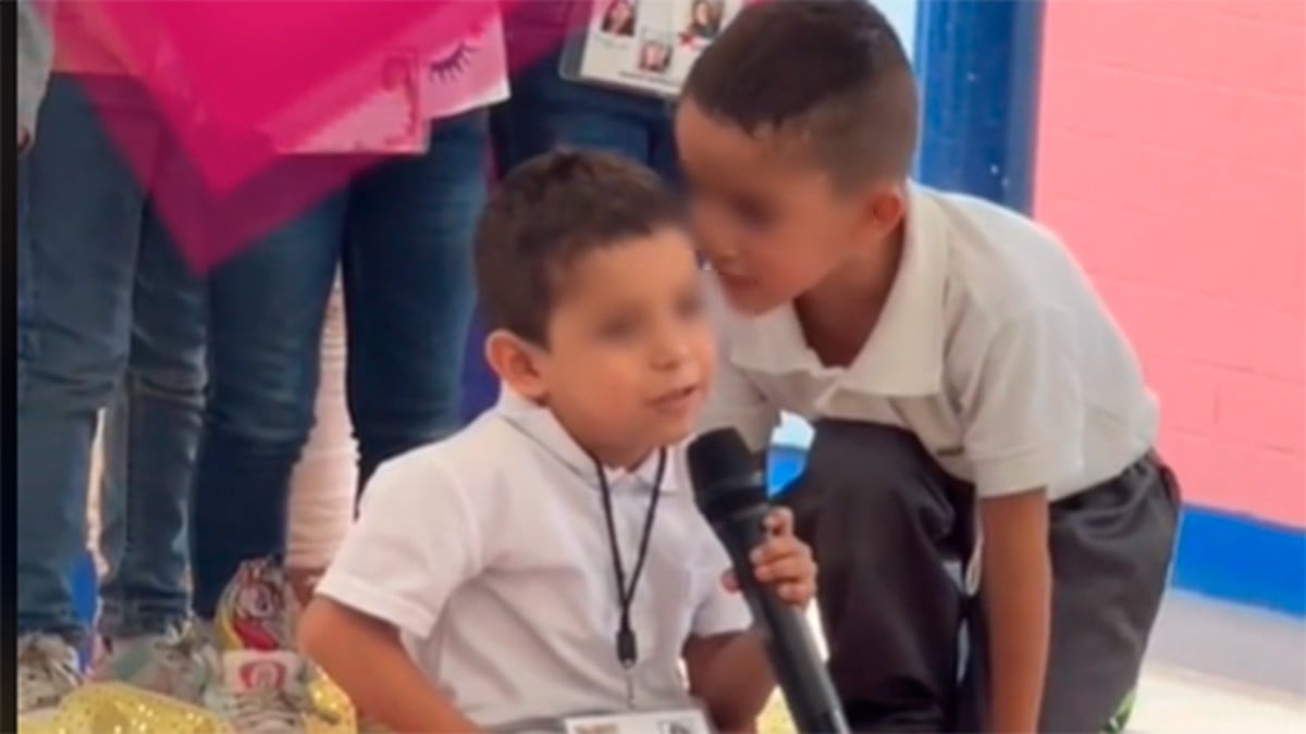 VIDEO ¡Vas a llorar! Niño ayuda a su compañero con discapacidad a cantar en el karaoke