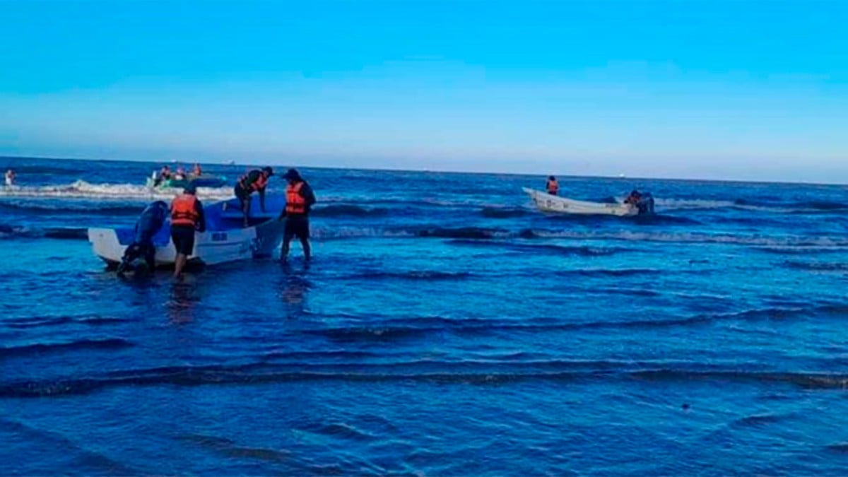 VIDEO Vuelca lancha debido al fuerte oleaje; siete personas cayeron al mar