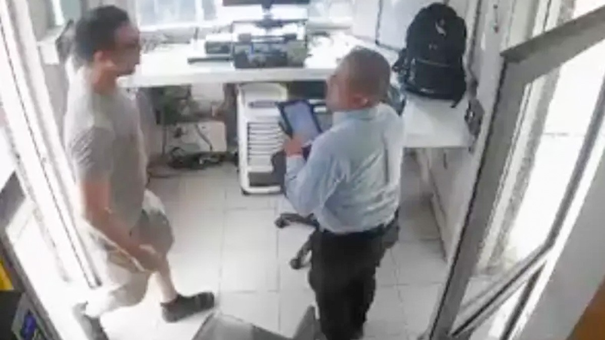 VIDEO Joven 'se lleva' la pluma de acceso y golpea a guardias de un fraccionamiento