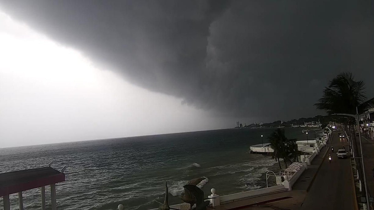 Vuelve Beryl a categoría 3 y enfila hacia Quintana Roo