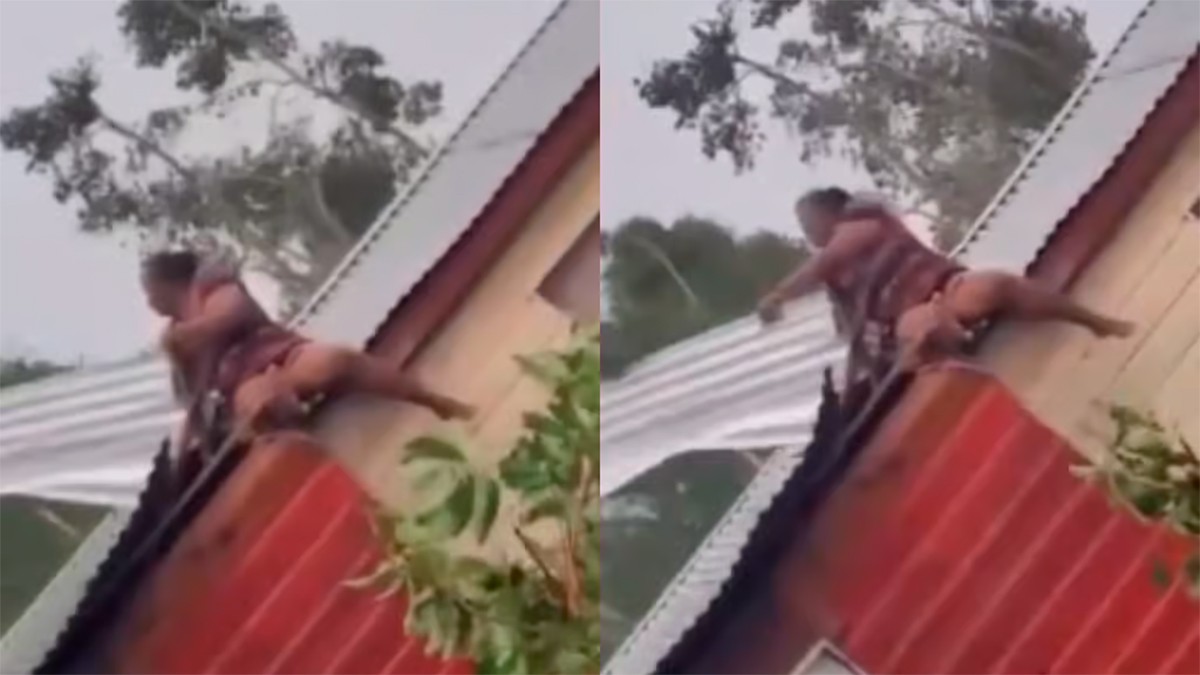 VIDEO Mujer se aferra al techo de lámina de su casa para que no se lo lleve el huracán Beryl
