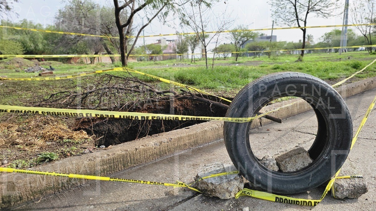 Alarma a vecinos socavón ocasionado por tormenta en Parques del Sur