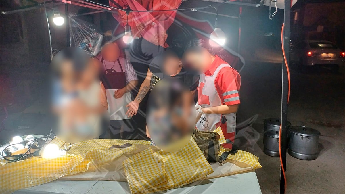 Mujer choca contra puesto callejero y en su escape arrolla a hermanitos de uno y 3 años