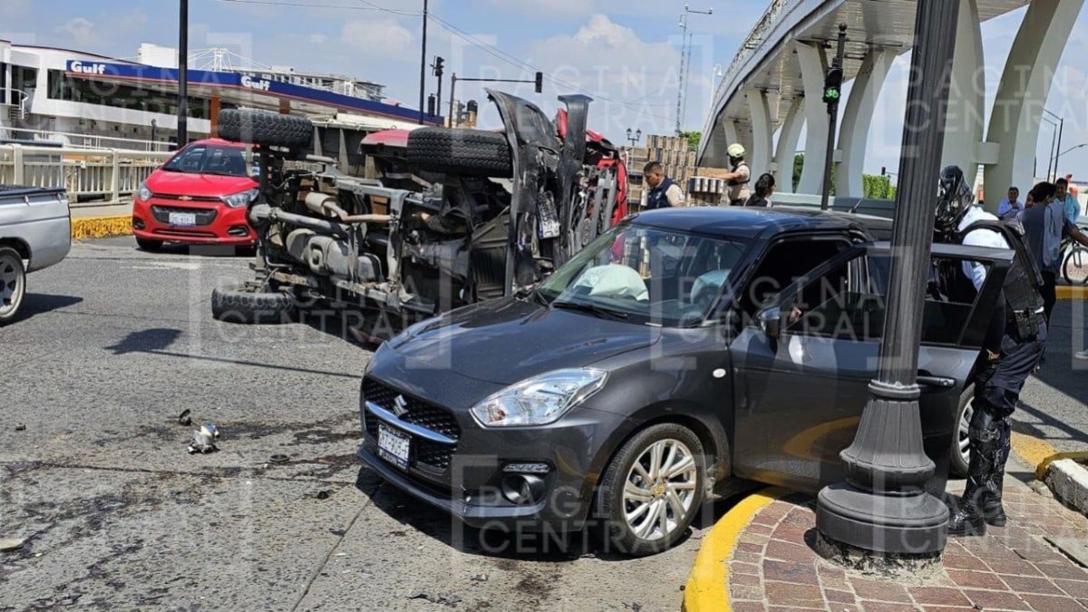 ¡Choque en el Puente del Amor! Conductor se pasa el rojo y causa volcadura de camioneta