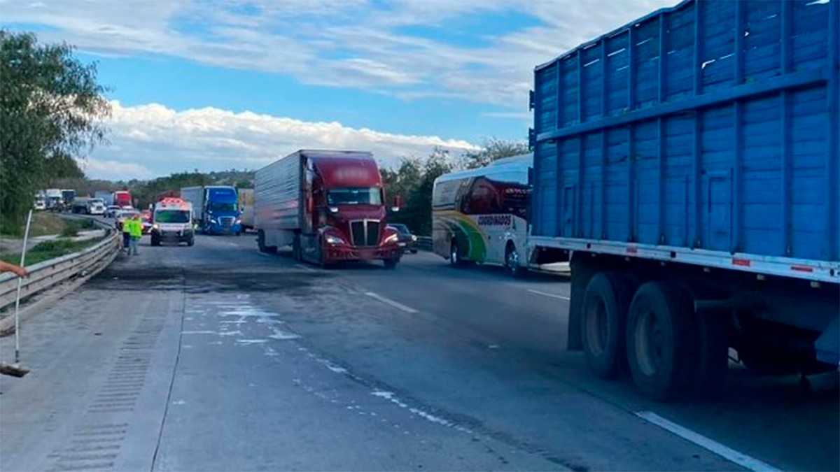 Individuos le quitan el vehículo a un hombre y no contentos con eso ¡le prendieron fuego!