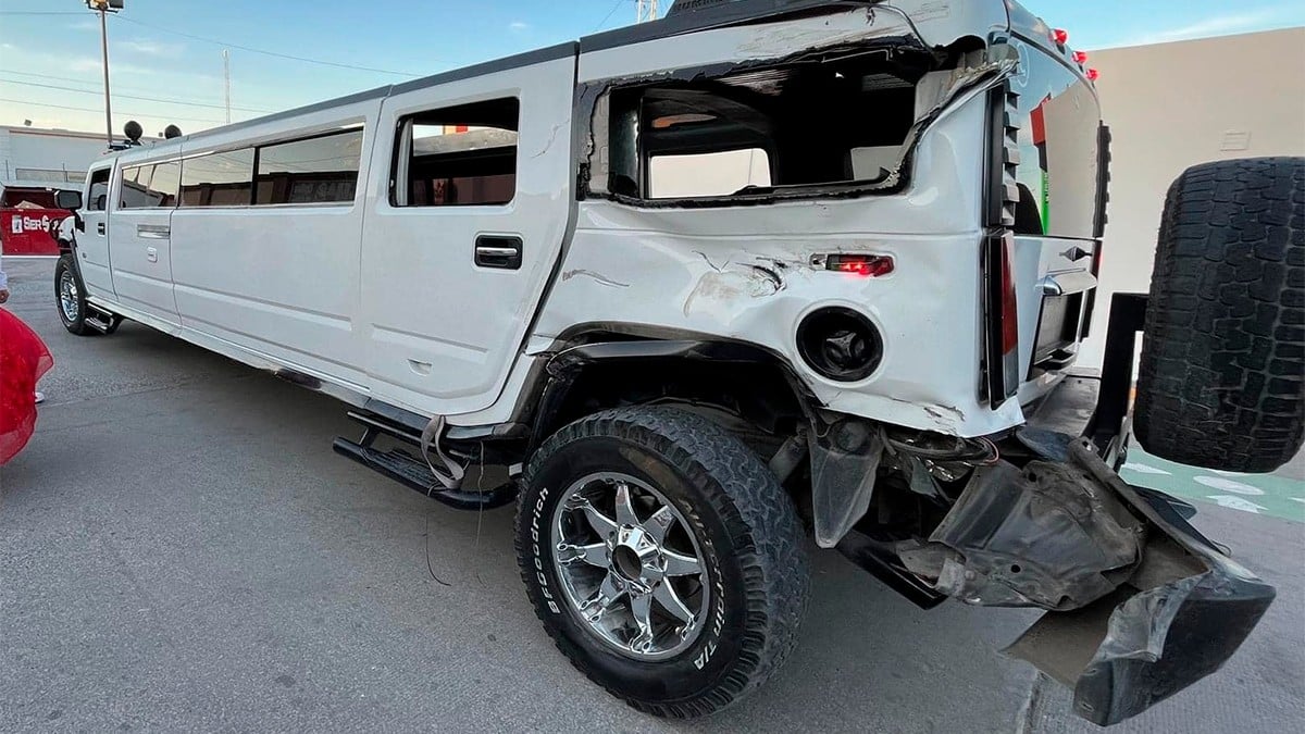 Tren se lleva limosina en donde viajaba la quinceañera y sus chambelanes, iban a la fiesta