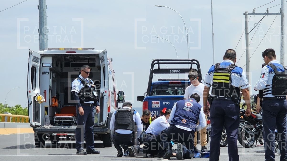 Choca camioneta con motociclistas en puente del libramiento, uno sufre fractura