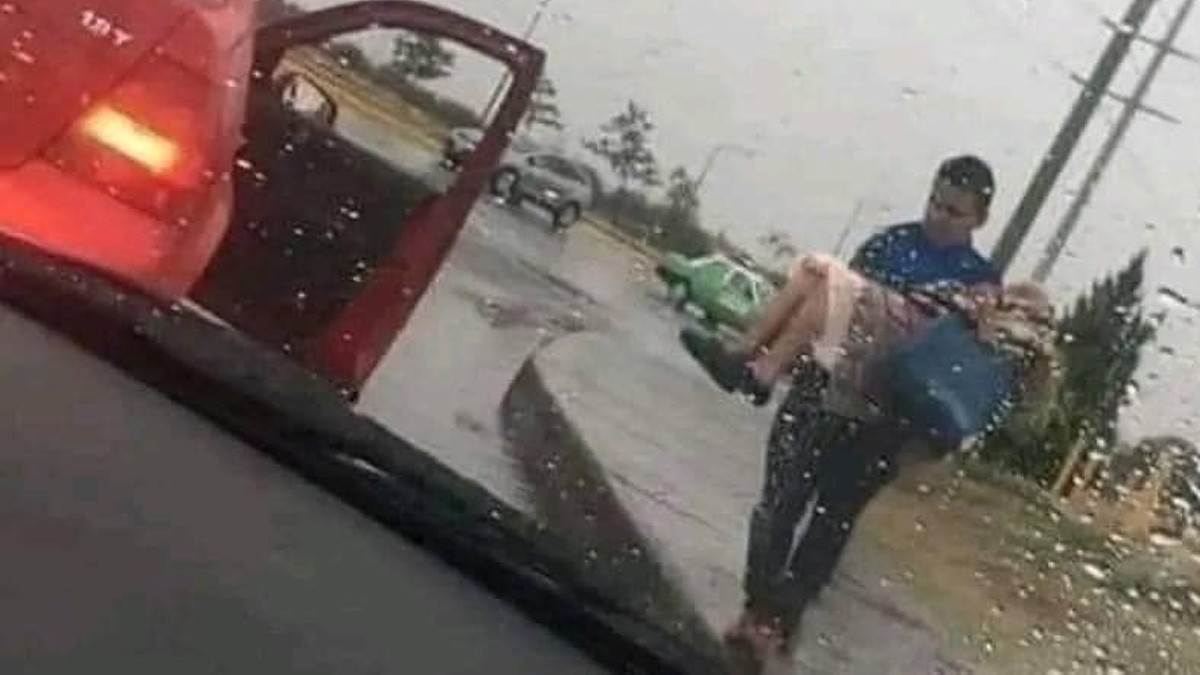 ¡Fe en la humanidad! Joven salva a abuelita cargándola en medio de un aguacero