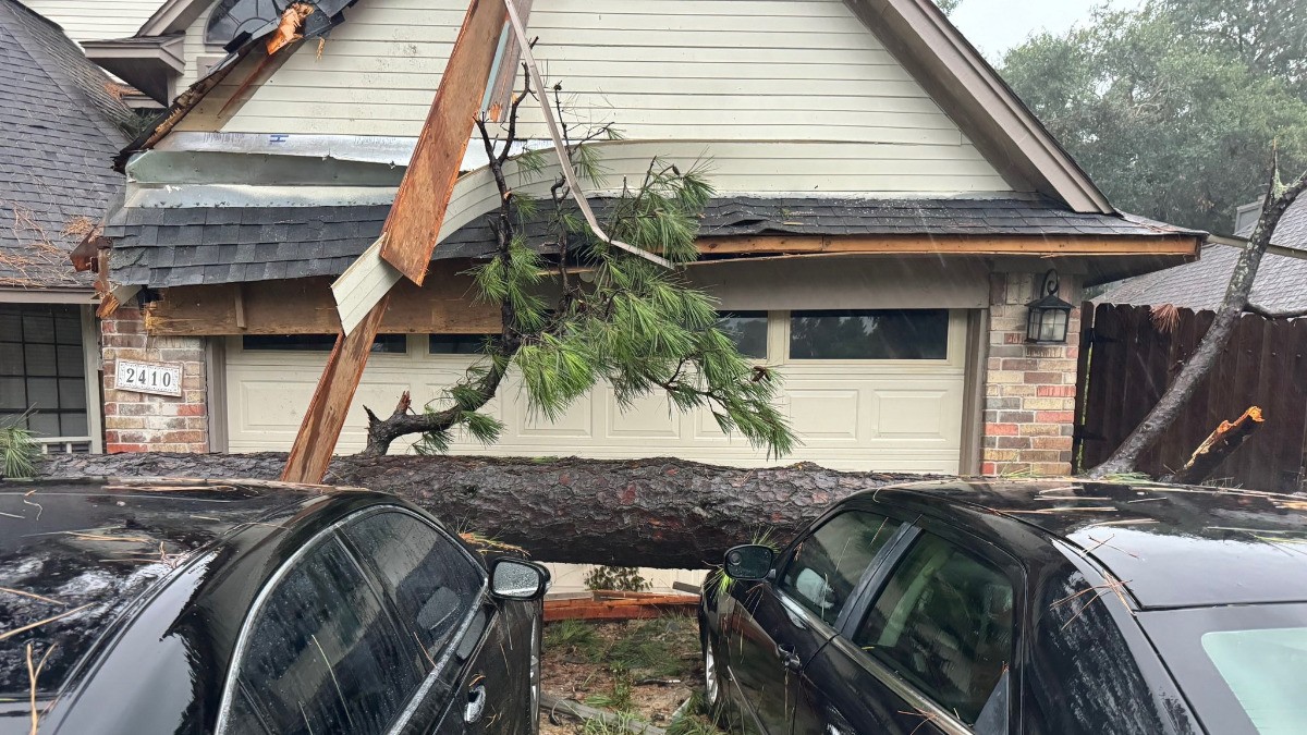 'Beryl' entra con fuerza a Texas; deja a oscuras a millones y cancelan cientos de vuelos