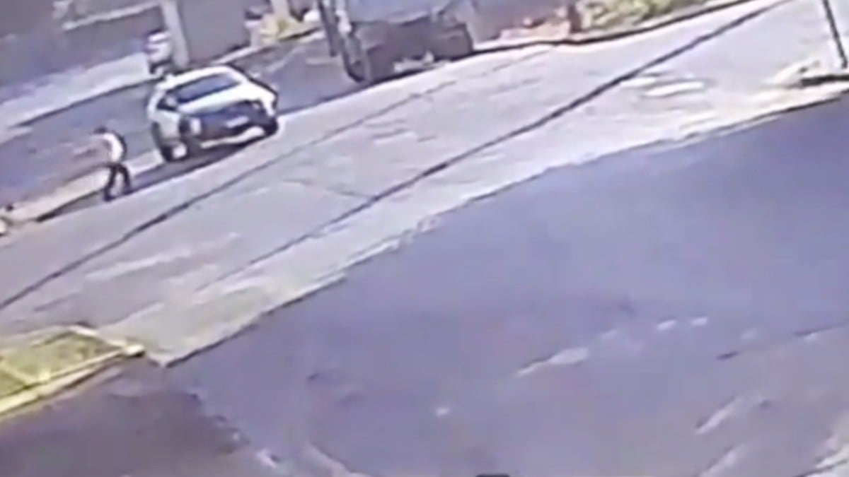 VIDEO Conductora deja cruzar a abuelita y después la atropella sin piedad