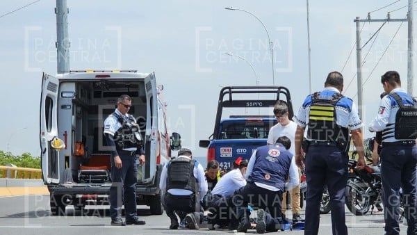 Choca camioneta con motociclistas en puente del libramiento, uno sufre fractura