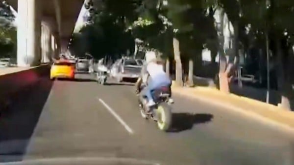 VIDEO 'Bikers' a toda velocidad derriban a pareja de motociclistas y se dan a la fuga