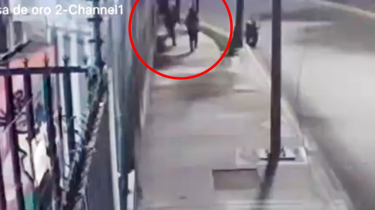 VIDEO Hombre acechó a mujer, la sometió y arrastró bajo un puente; conductores la salvan