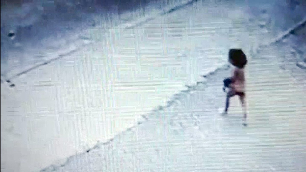 VIDEO ¡Héroe sin capa! Abuelo salva la vida de niña que corría directo a un bulevar