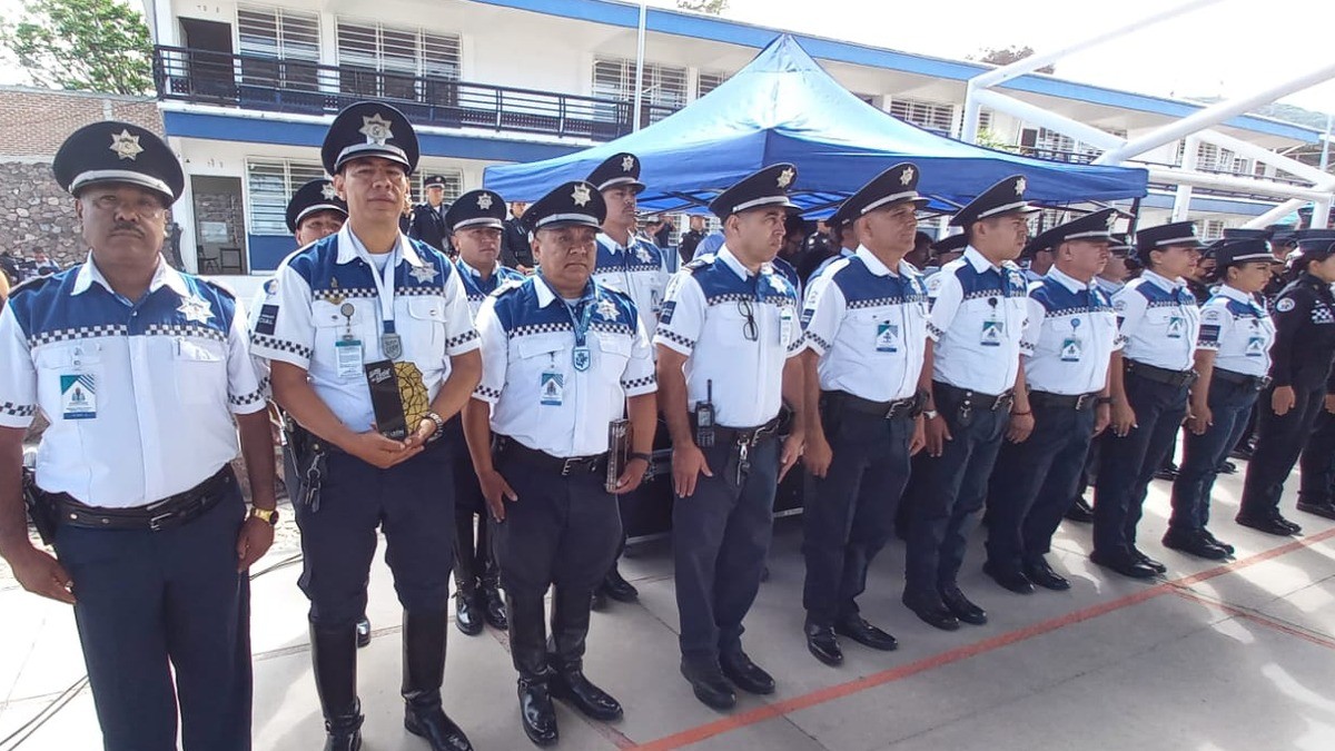 León reconoce a sus héroes: policías, rescatistas y profesor, los honrados