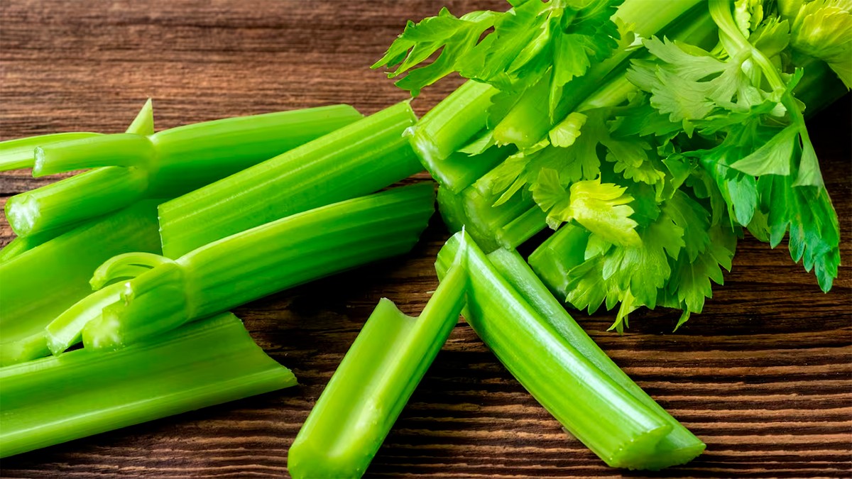 ¿Sabes los beneficios de consumir apio?, estas son las enfermedades que ayuda a prevenir