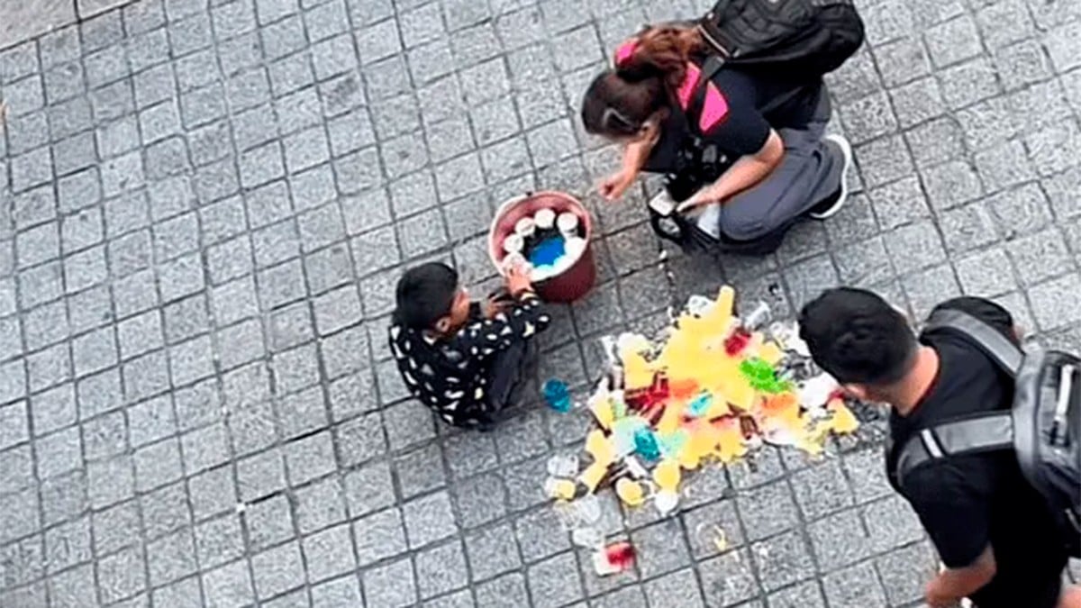 VIDEO Niño vendedor se tropezó y se le cayeron sus gelatinas, pero la gente hizo esto