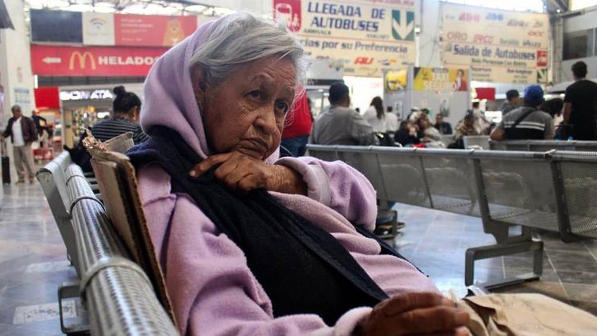 VIDEO “Ella vendrá por mí” Abuelita vive en la Central esperando que su hija la recoja