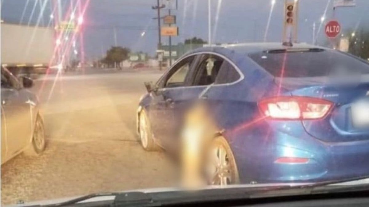 Captan a conductor con un perro encadenado y colgado de la ventana del auto