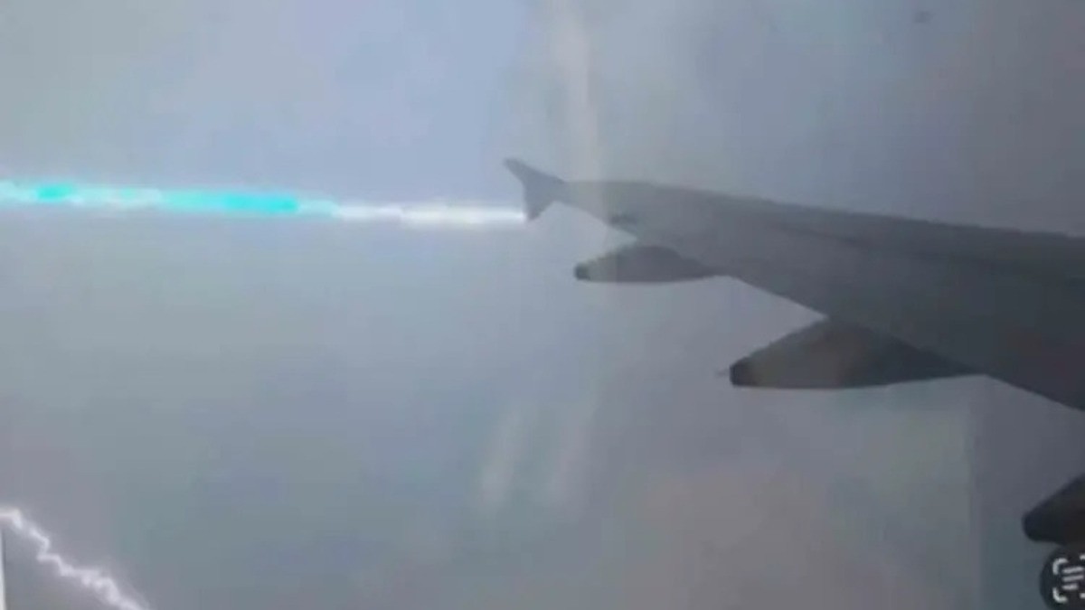 ¡Susto en el aire! Pasajero capta el momento en el que un rayo alcanza a su avión