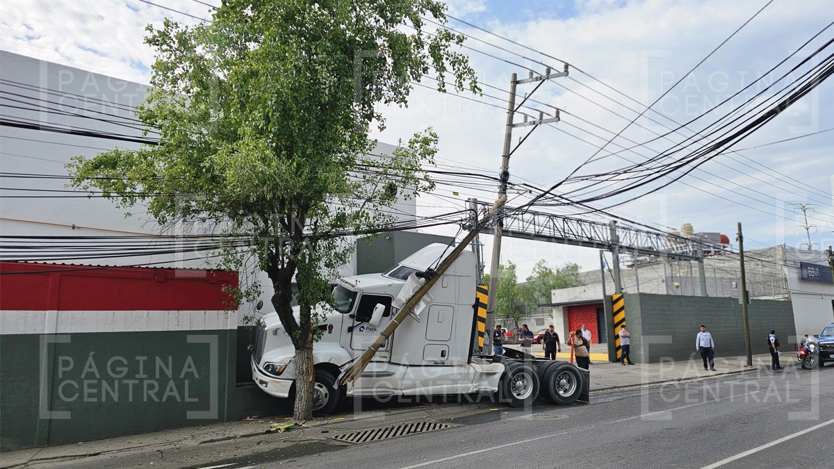Tráiler pierde el control y se impacta contra una bodega en el bulevar Hermanos Aldama