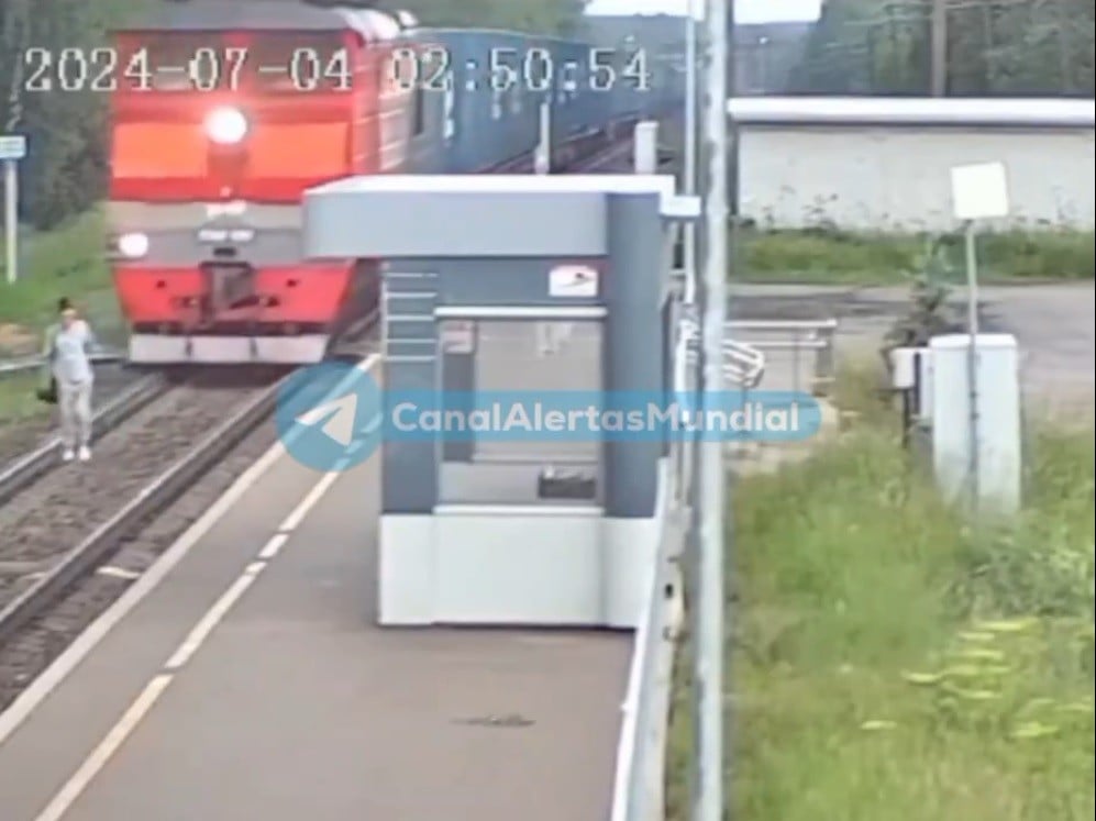 VIDEO Graban a mujer mientras caminaba por las vías cuando de repente la atropelló el tren